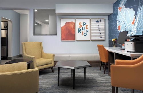 Superior Hotel | Comfort and Convenience at Holiday Inn Express & Suites