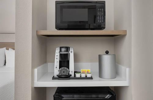 Superior Hotel | Comfort and Convenience at Holiday Inn Express & Suites
