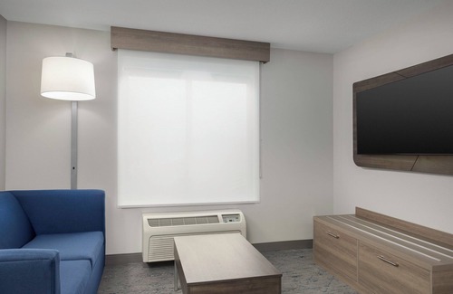 Superior Hotel | Comfort and Convenience at Holiday Inn Express & Suites