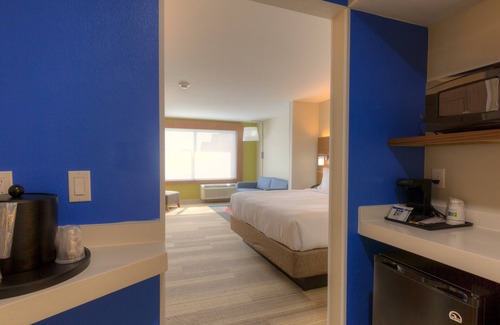 Tulsa Hotel | Top-Rated Holiday Inn Express & Suites Tulsa Midtown Getaway