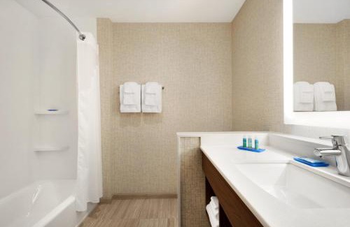 Wilder Hotel | Inviting Holiday Inn Express & Suites in Cincinnati South