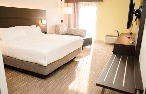 Winona Hotel | Ideal Stay at Holiday Inn Express & Suites Winona