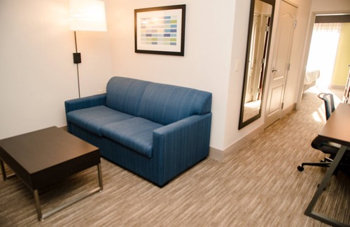 Winona Hotel | Ideal Stay at Holiday Inn Express & Suites Winona