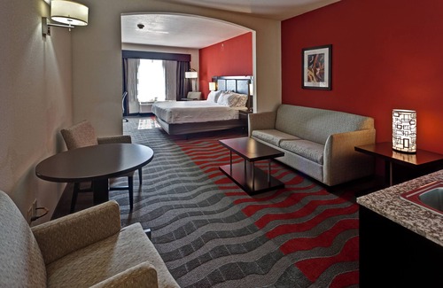 Maize Hotel | Inviting Holiday Inn Express & Suites Wichita Northwest Stay