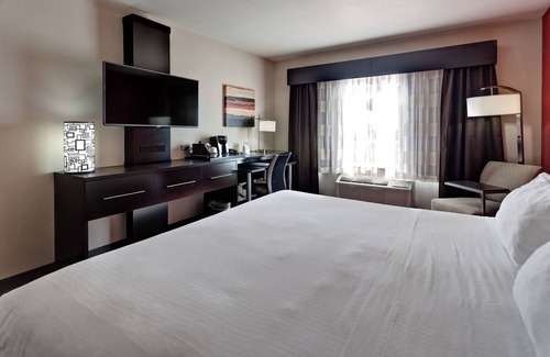 Maize Hotel | Inviting Holiday Inn Express & Suites Wichita Northwest Stay