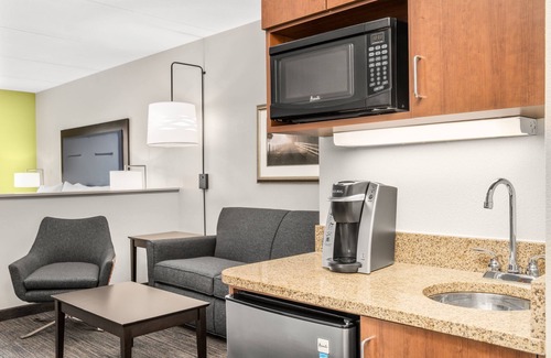 Newark Hotel | Guest Rated 9.4: Holiday Inn Express Wilmington-Newark