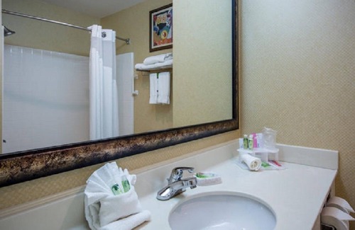 Warren Hotel | Guest Rated: 9.8 at Holiday Inn Express & Suites Youngstown