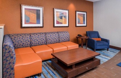 York Hotel | Exceptional Holiday Inn Express & Suites York with Pool & Spa