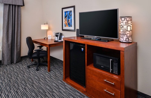 York Hotel | Exceptional Holiday Inn Express & Suites York with Pool & Spa