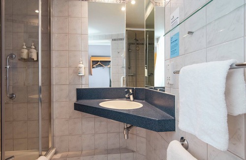 Lydiard Tregoze Hotel | Comfortable Stay at Holiday Inn Express Swindon - West