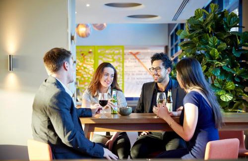 Macquarie Park Hotel | Modern Holiday Inn Express Sydney Macquarie Park Hotel