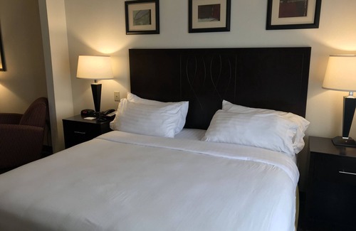 Lindbergh Lawns Hotel | Guest Favorite: Holiday Inn Express Syracuse Fairgrounds