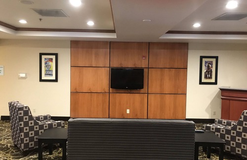 Lindbergh Lawns Hotel | Guest Favorite: Holiday Inn Express Syracuse Fairgrounds