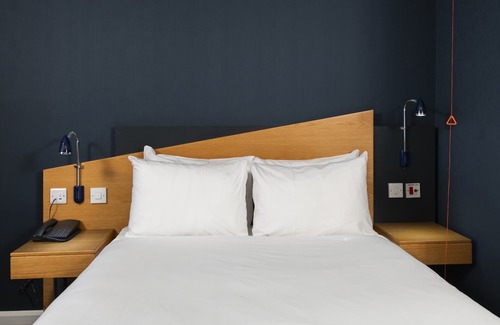 Taunton Hotel | Comfortable Holiday Inn Express Taunton East - Great Amenities!