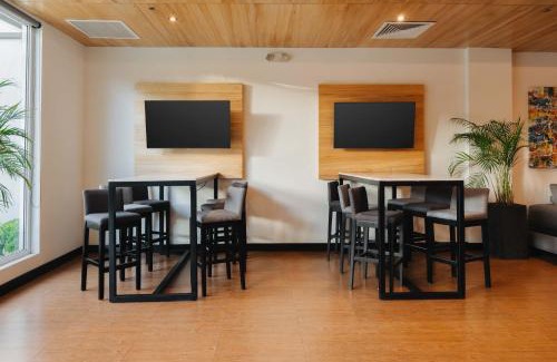 Tegucigalpa Hotel | Guest Rated Holiday Inn Express Tegucigalpa with Pool Access