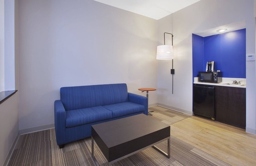 Tiffin Hotel | Relax at Holiday Inn Express Tiffin with Pool & Breakfast