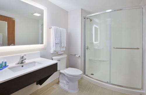 Tiffin Hotel | Relax at Holiday Inn Express Tiffin with Pool & Breakfast