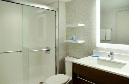 St. Lawrence Hotel | Convenient Holiday Inn Express Toronto Downtown with Breakfast