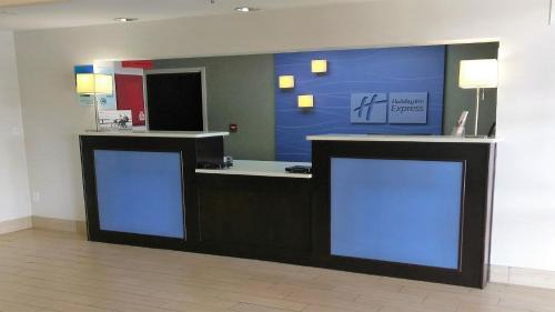 New Castle Hotel | Comfortable Stay at Holiday Inn Express Trussville