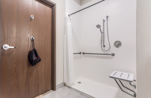 Lake Hallie Hotel | Inviting Holiday Inn Express & Suites Eau Claire North Experience