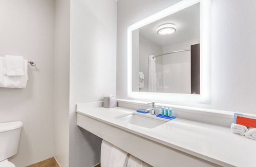 Lake Hallie Hotel | Inviting Holiday Inn Express & Suites Eau Claire North Experience