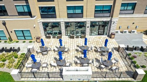 Elizabethtown Hotel | Modern Holiday Inn Express & Suites in Elizabethtown North