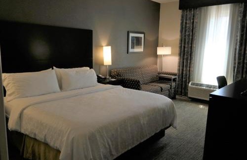 Fredericksburg Hotel | Relax at Holiday Inn Express Fredericksburg - Pet Friendly Stay