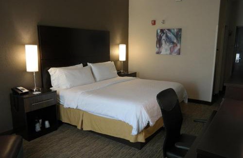 Fredericksburg Hotel | Relax at Holiday Inn Express Fredericksburg - Pet Friendly Stay