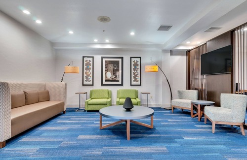 Lake Elsinore Hotel | Comfortable Stays at Holiday Inn Express & Suites, Lake Elsinore