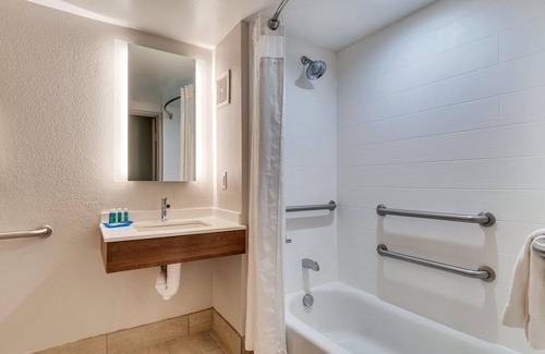 Lake Elsinore Hotel | Comfortable Stays at Holiday Inn Express & Suites, Lake Elsinore