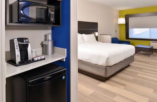 Lee's Summit Hotel | Top-Rated Holiday Inn Express & Suites in Lee's Summit