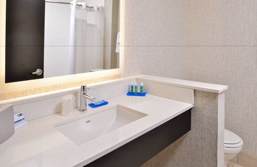 Lee's Summit Hotel | Top-Rated Holiday Inn Express & Suites in Lee's Summit