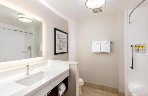 Moreno Valley Hotel | Comfortable Holiday Inn Express & Suites in Moreno Valley