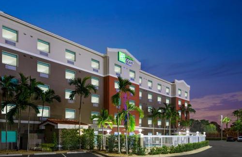 Pembroke Pines Hotel | Discover Holiday Inn Express & Suites Pembroke Pines