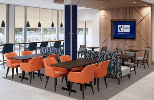 Sauk City Hotel | Discover Holiday Inn Express - Sauk City with Pool & Breakfast