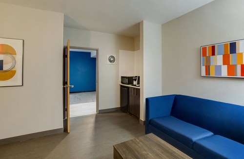 Lake Arbor Hotel | Convenient Stay at Holiday Inn Express I-95 Capitol Beltway