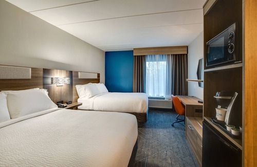 Lake Arbor Hotel | Convenient Stay at Holiday Inn Express I-95 Capitol Beltway