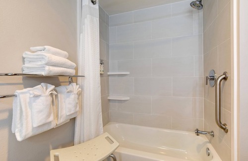 Lake Arbor Hotel | Convenient Stay at Holiday Inn Express I-95 Capitol Beltway