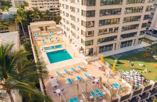 Waikiki Resort | Oceanfront Comfort at Holiday Inn Express Waikiki
