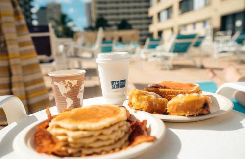 Waikiki Resort | Oceanfront Comfort at Holiday Inn Express Waikiki
