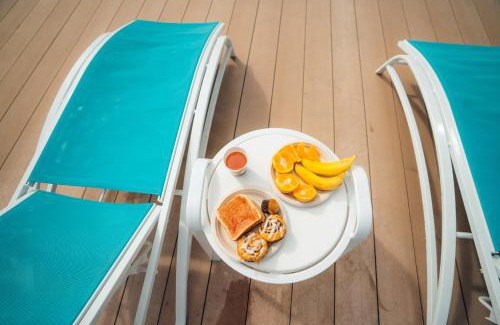 Waikiki Resort | Oceanfront Comfort at Holiday Inn Express Waikiki