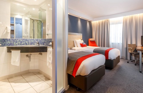 Walsall Hotel | Modern Holiday Inn Express Walsall M6J10: Family-Friendly Stay