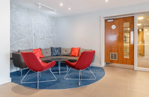 Walsall Hotel | Modern Holiday Inn Express Walsall M6J10: Family-Friendly Stay