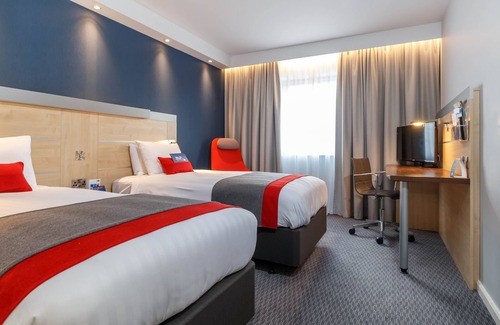 Walsall Hotel | Modern Holiday Inn Express Walsall M6J10: Family-Friendly Stay