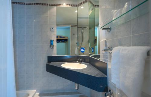 Walsall Hotel | Comfortable Stay at Holiday Inn Express Walsall M6, J10