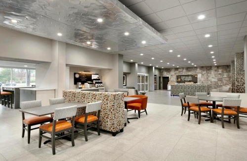 Williamsburg Hotel | Comfortable Holiday Inn Express Near Busch Gardens Area