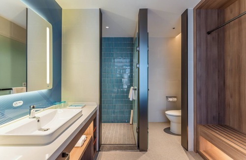 Yuhuan County Hotel | Discover Holiday Inn Express Yuhuan Wetland Park - 4 Star Stay