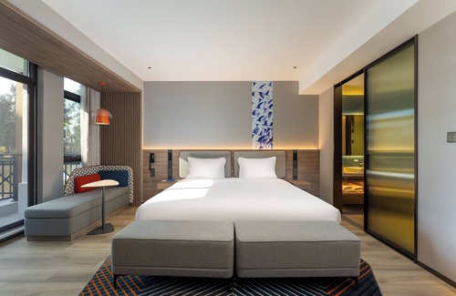 Yuhuan County Hotel | Discover Holiday Inn Express Yuhuan Wetland Park - 4 Star Stay