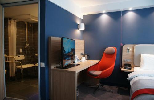 Ruemlang Hotel | Pet Friendly Holiday Inn Express Zürich Airport - 8.3/10 Rating