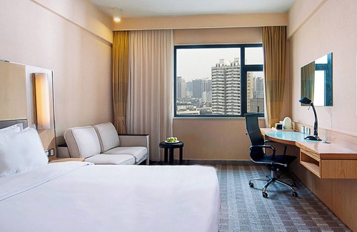 Huayuan Road Area Hotel | Budget-Friendly Holiday Inn Express Zhengzhou with Breakfast